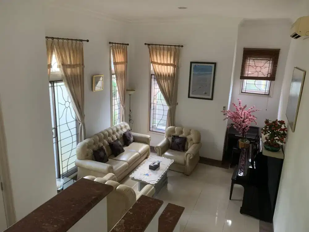 Rumah Mewah Renovasi Siap Huni di Royal Gading Mansion, 3 Lantai, Parkir 5 Mobil, SHM & Semi Furnished