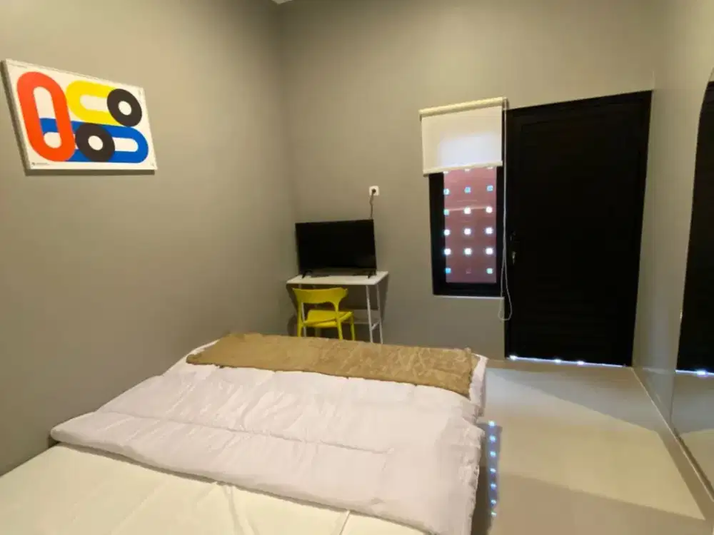 KOS EXKLUSIVE 10 KAMAR UTARA PAKUWON MALL JOGJA, PINGGIR JALAN RAYA, HARGA 2,6M NEGO