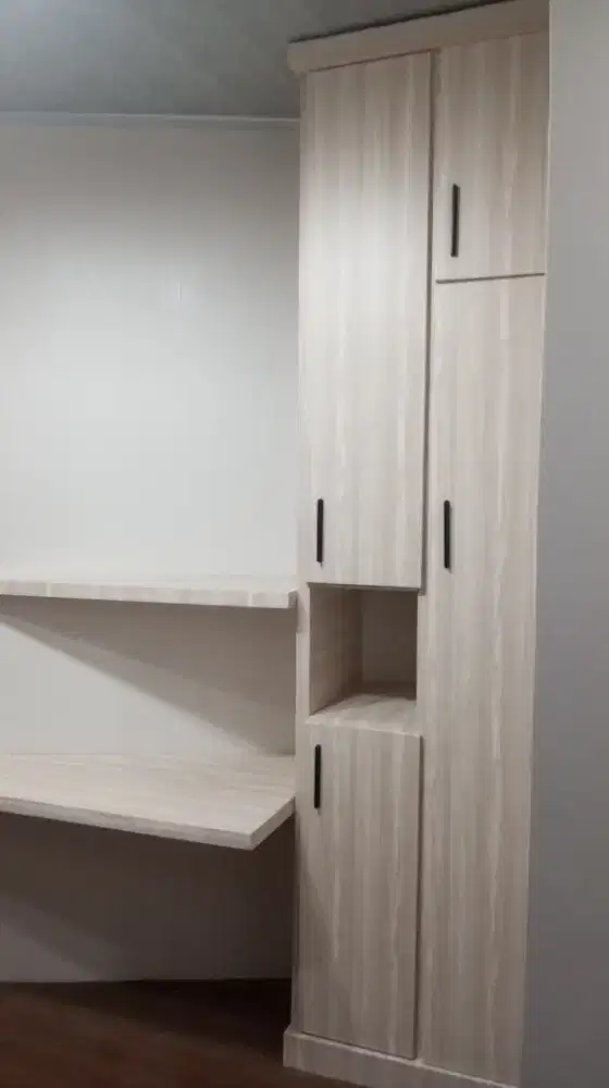 Lemari dinding miring