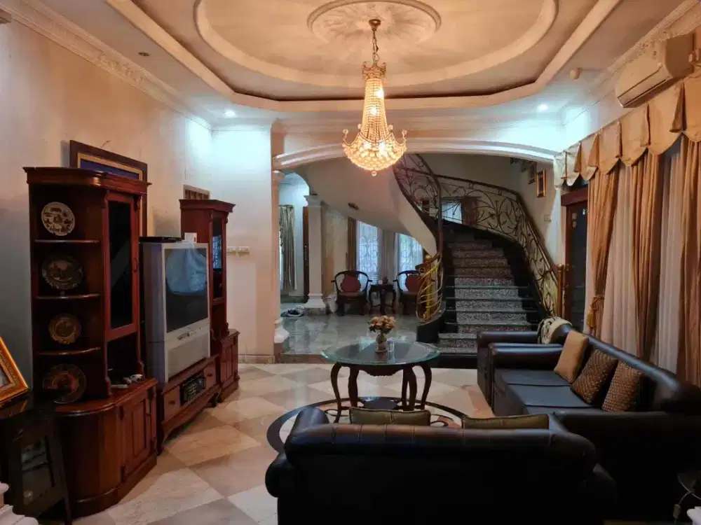 Disewakan Rumah 2,5 Lantai Furnish Bebas Banjir Dekat RS, Supermarket, Mall, Terminal, Sekolah & Akses Tol di Rawamangun Jakarta Timur