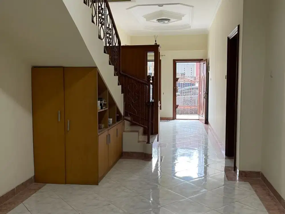 DIJUAL RUMAH BAGUS  2 LANTAI UNIT LANGKA HARGA MURAH DI TAMAN SURYA 3