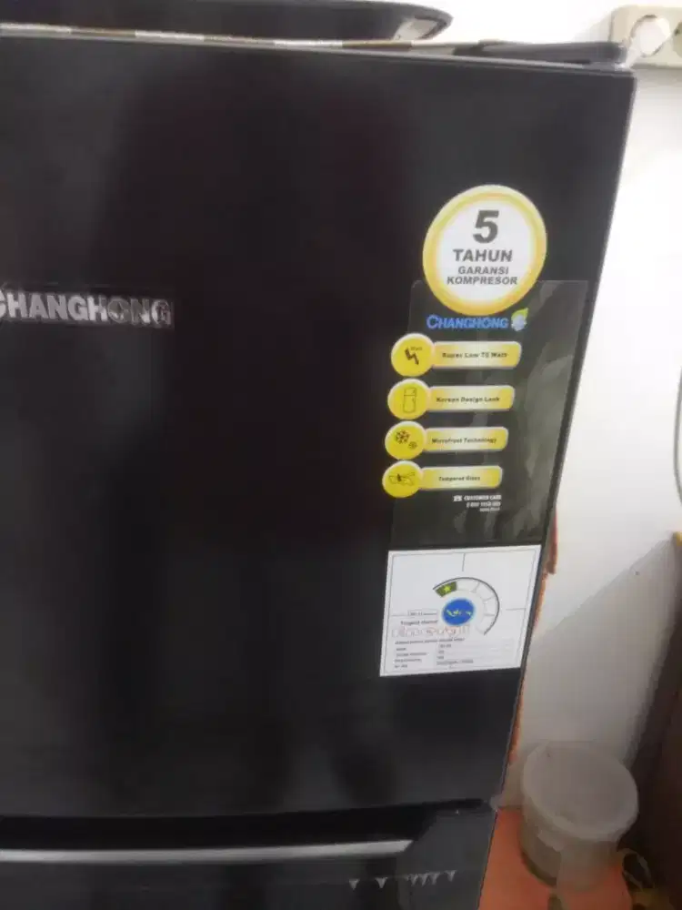 Kulkas 2 pintu Changhong warna hitam