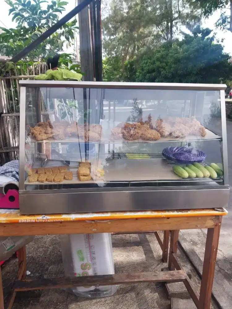 Etalase untuk fried chicken, dll.