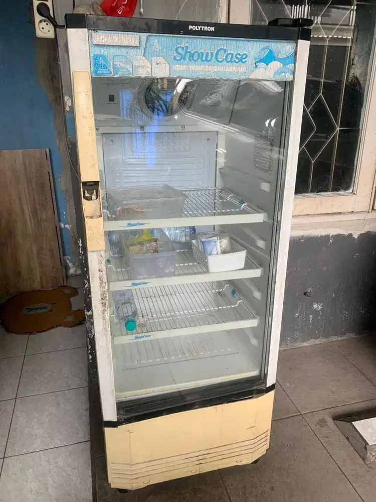 Show case /kulkas toko