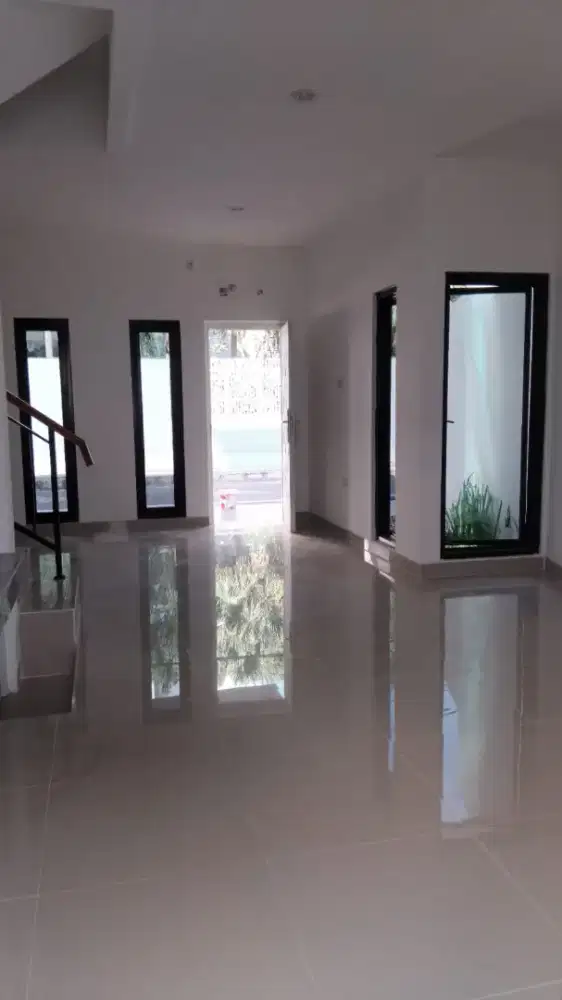 Rumah di jual 3 kamar tidur ,pinggir jalan,SHM, Pasar Minggu