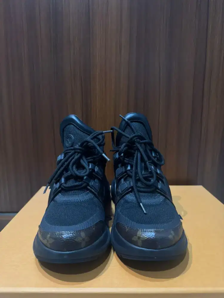 Jual sepatu LV dengan desain premium dan detail mewah