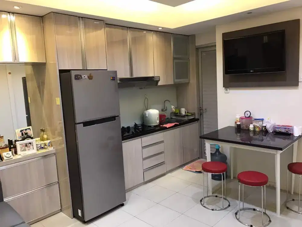ready disewakan apartemen green lake sunter,2kamar,furnished,view danau dan kolam renang,hadap selatan,AC dan waterheater