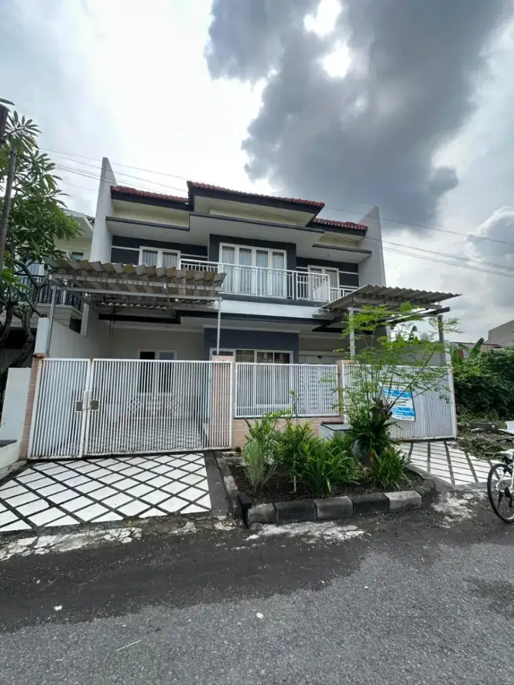 DIJUAL RUMAH DI PURIMAS REGENCY SURABAYA ADA GARASI 3 MOBIL SIAP HUNI