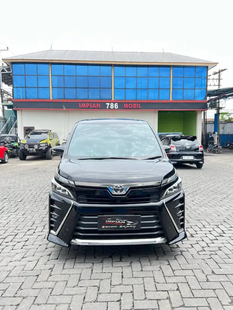 Toyota Voxy 2.0 A/T Hitam 2018 vellfire nx 200 glc 250 cx 5 elite hrv