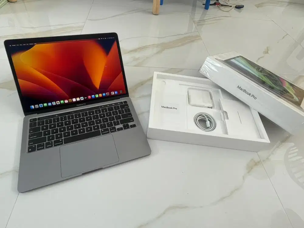 MacBook Pro SUPER LIKE NEW CC 9 M2 13inch 2022 Grey Touchbar 8/256