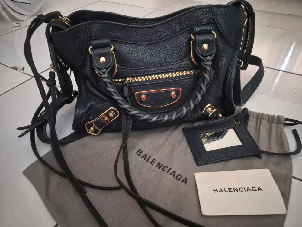 Tas Balenciaga warna Navy