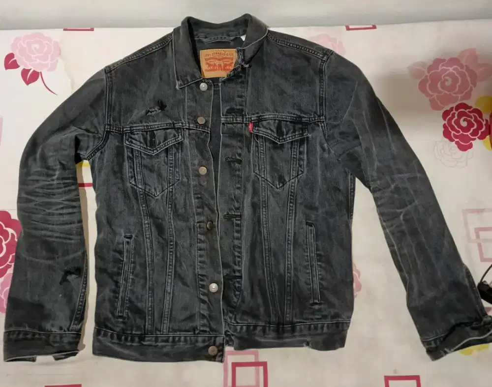 Jaket Denim Levi Strauss & Co. Washed Black Ripped Size L