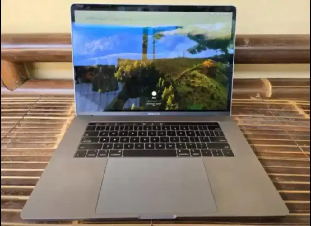 Macbook pro 2018 touchbar 15inc bsa bt tt pc atau laptop dll
