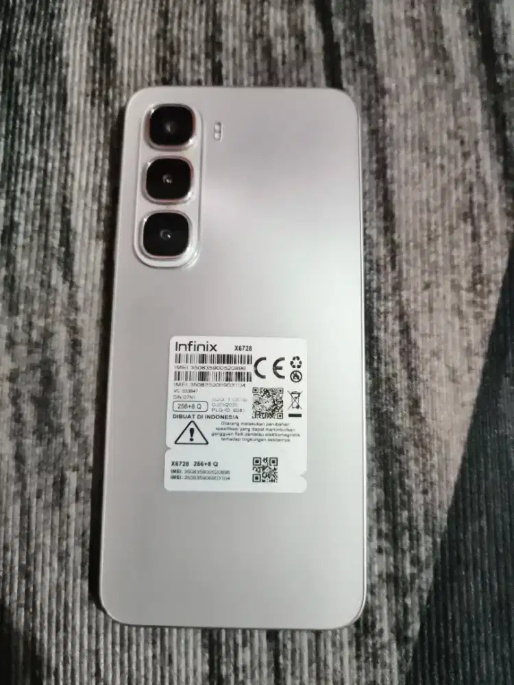 Dijual HP infinix hot60i ram 8/256 full set ori no minus.