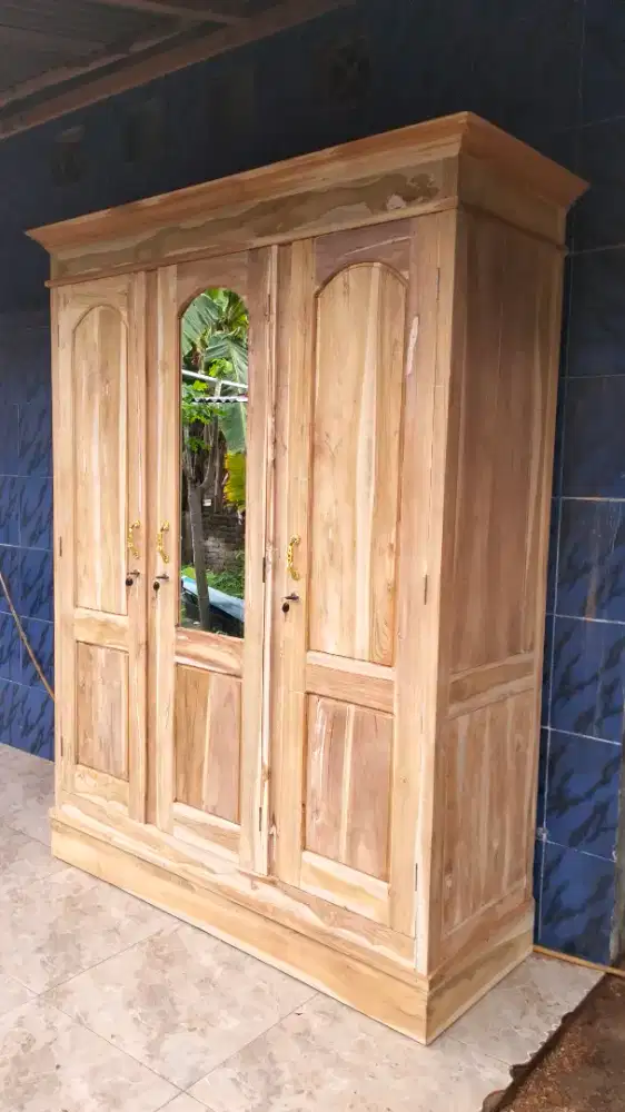 Lemari tiga pintu kayu jati