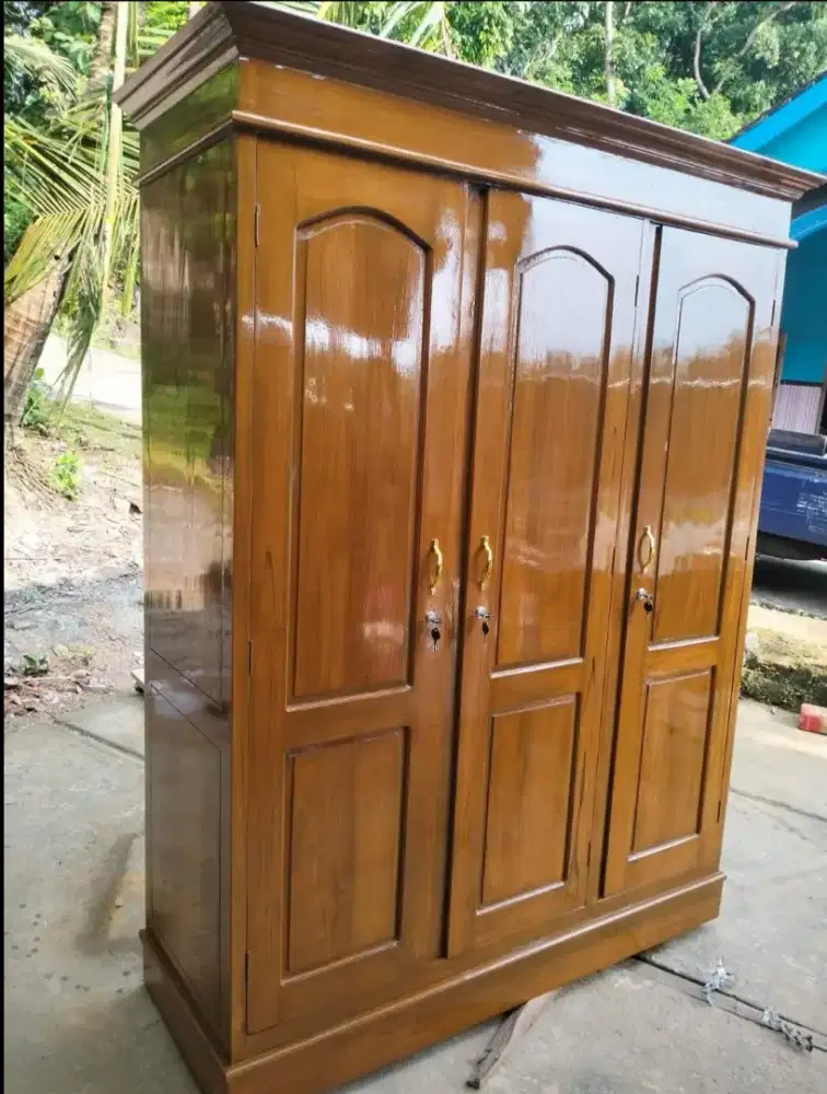 Lemari tiga pintu kayu jati