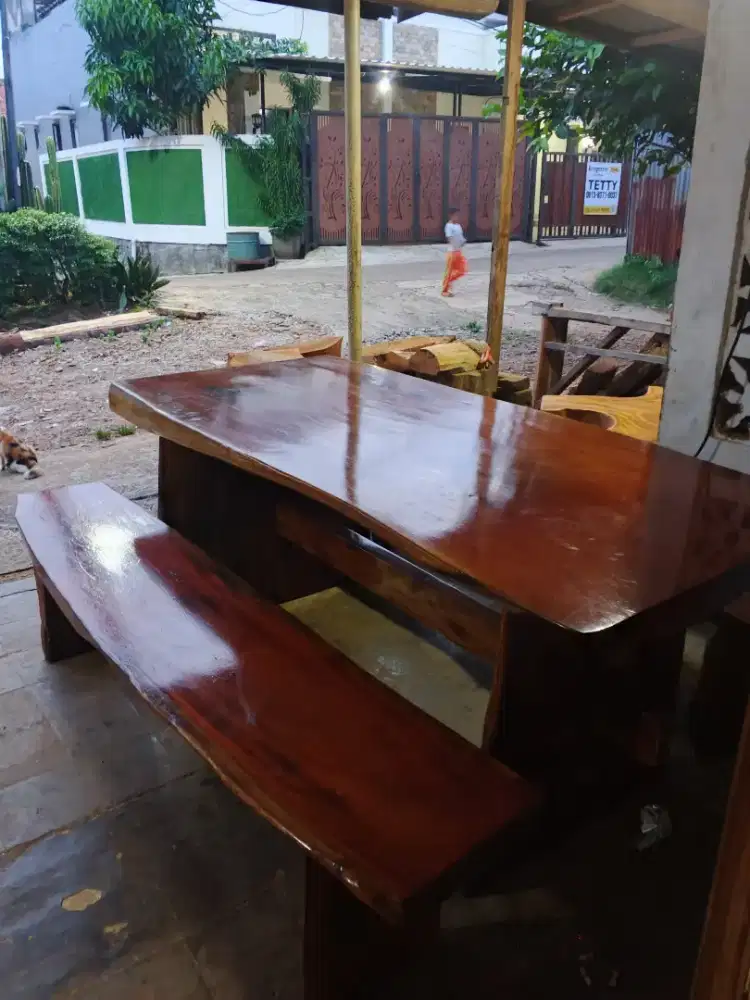 Meja makan antik teras