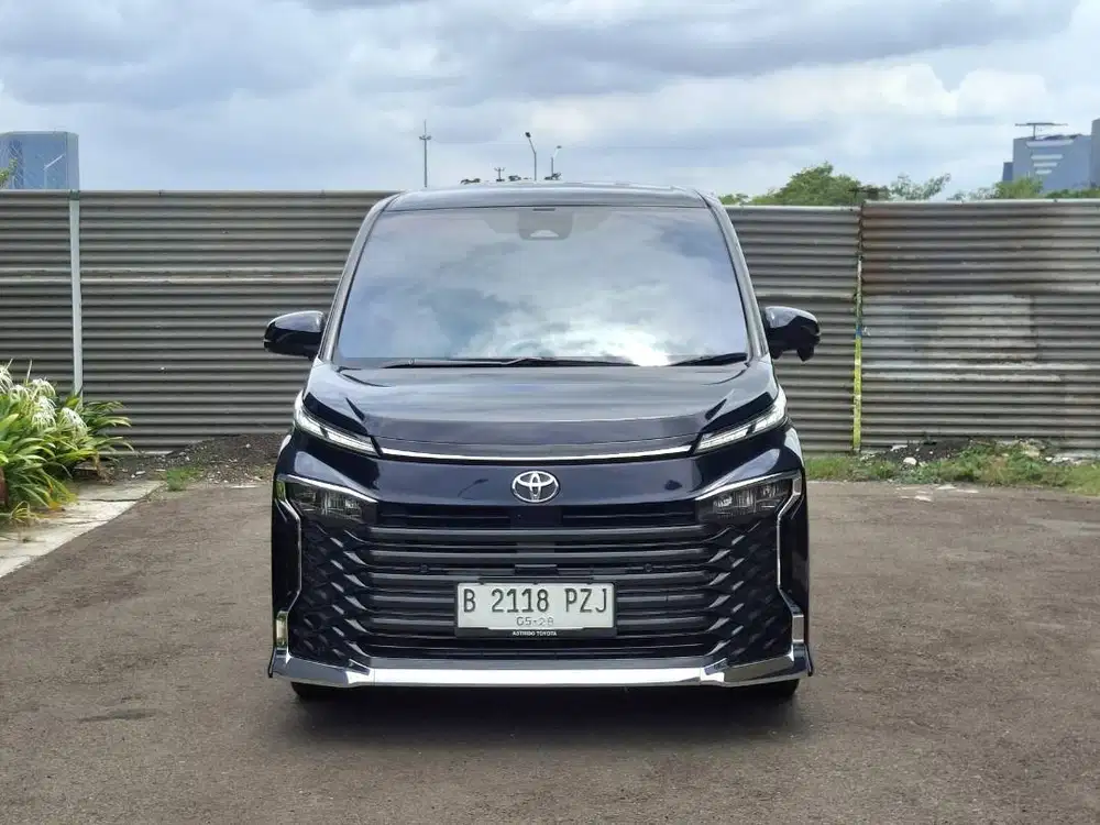 (km 35rb)Toyota Voxy 2.0 AT. Tahun 2023. Burgundy. Perfect cond