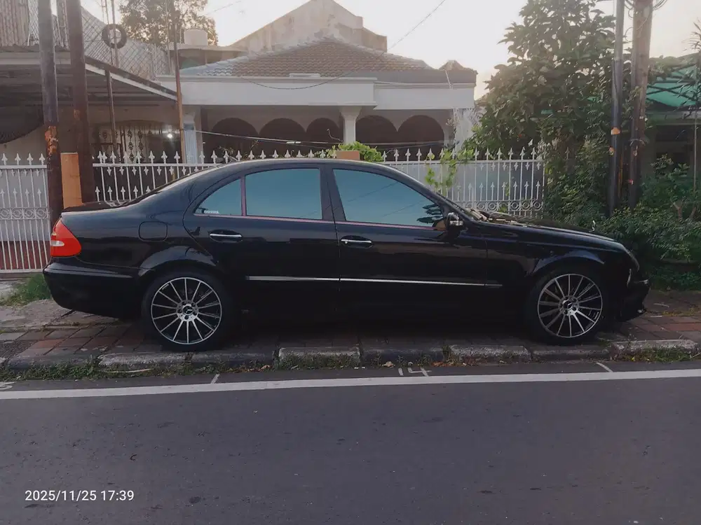 Mercedes-Benz E260 2004 Bensin