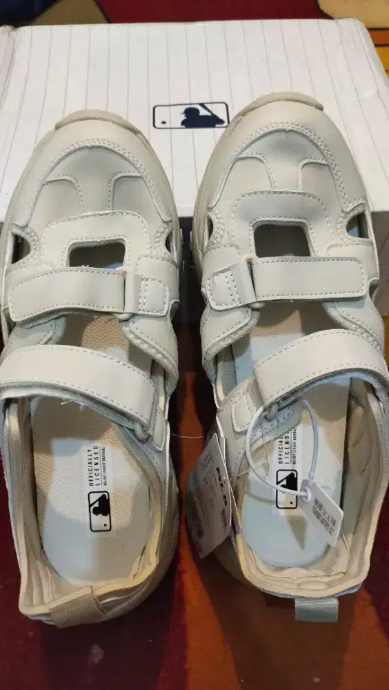 Sepatu Sendal MLB