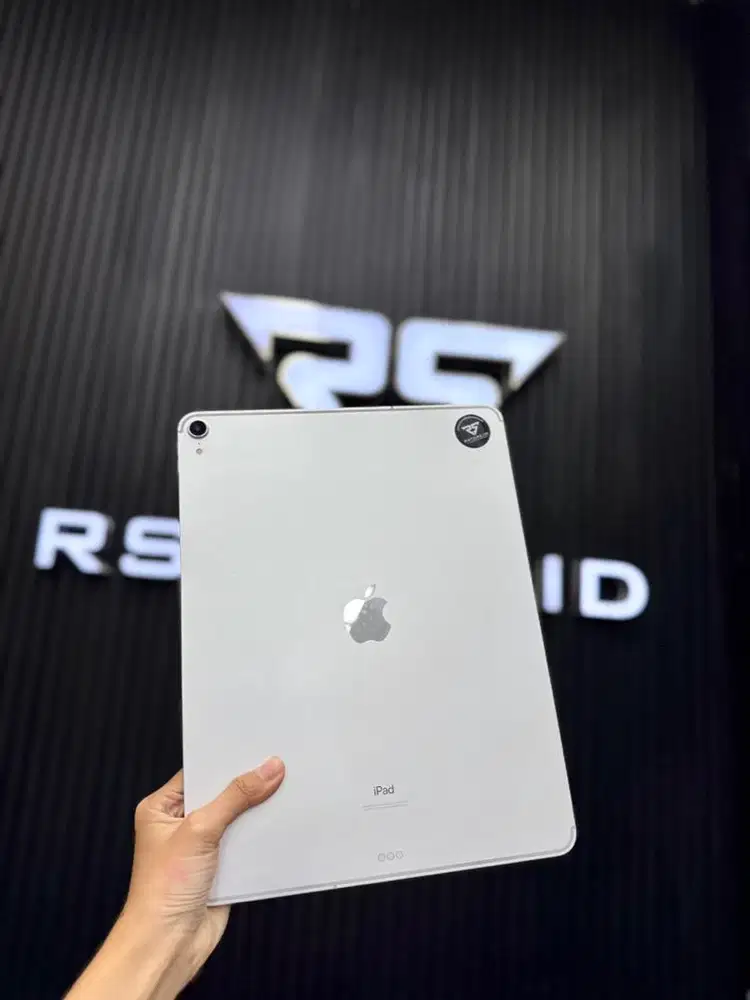 iPad pro gen 3 64gb wifi cell ipad & charger , ex internasional