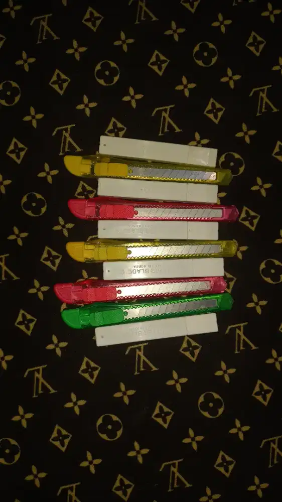 Cutter Kecil + Isi Cadangan – Kondisi Baru