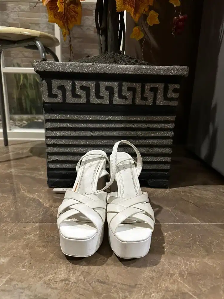 Stradivarius Heels Putih Hak Tebal – Bekas Mulus