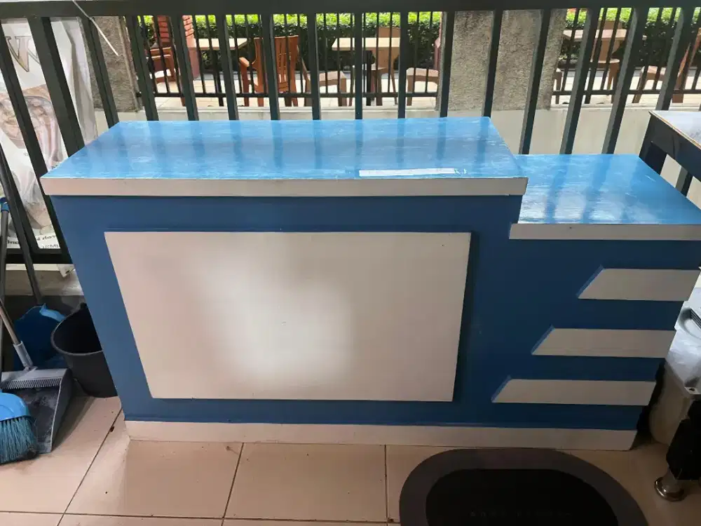 Dijual meja kasir kondisi kokoh dan masih bagus