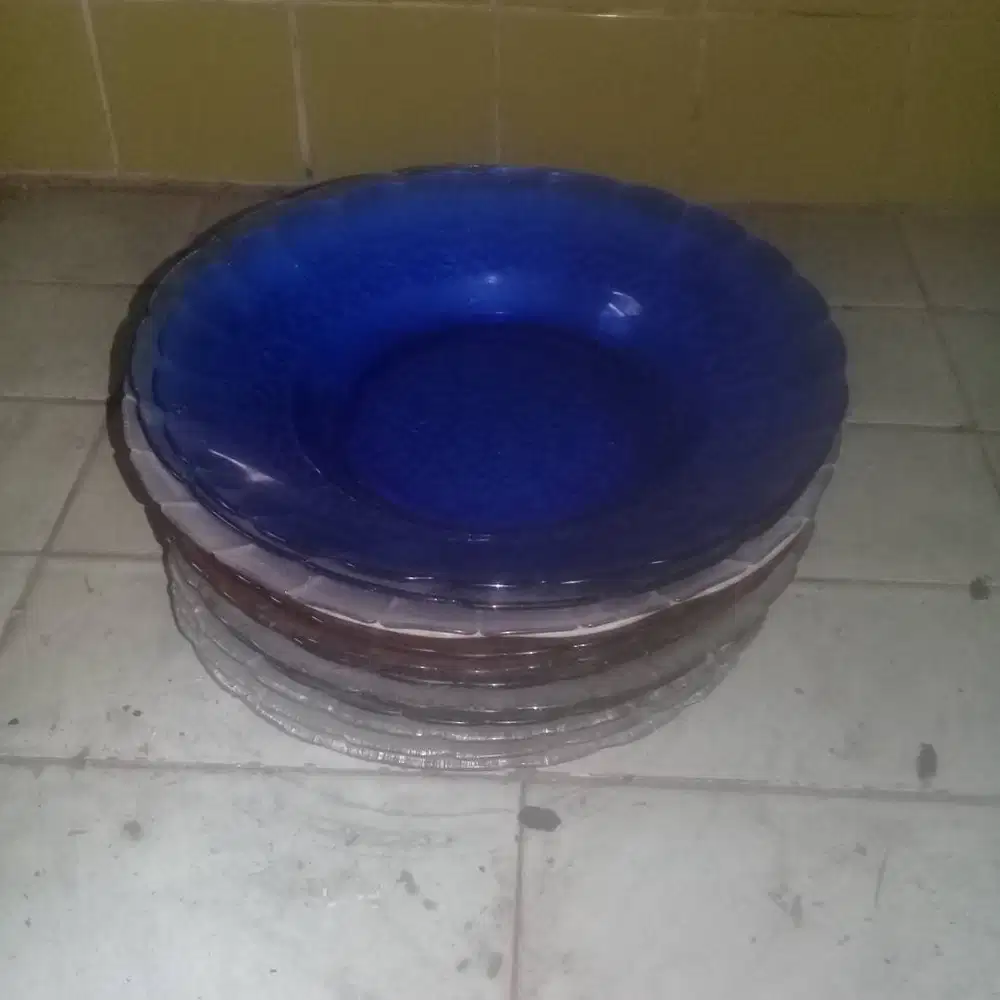 Piring makan dan gelas