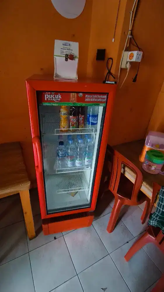 Dijual showcase dagang kondisi bgus, blm lama pakai