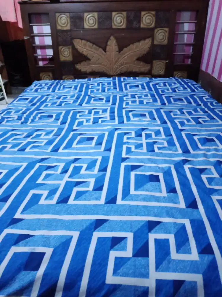 Dipan tempat tidur dan kasur