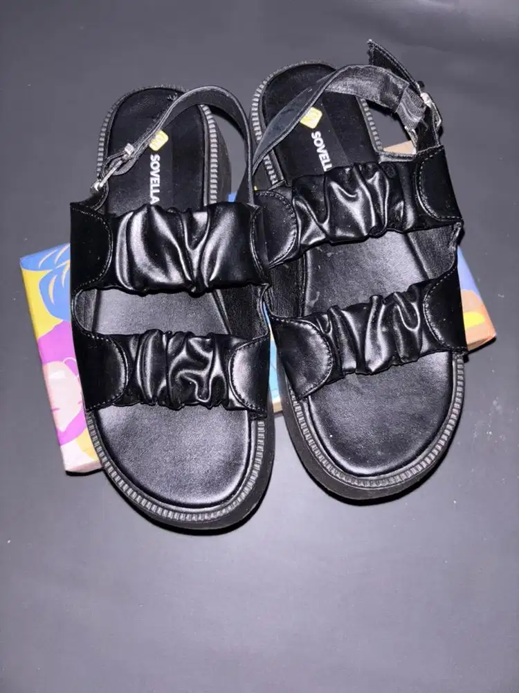 Sepatu sandal wanita hitam