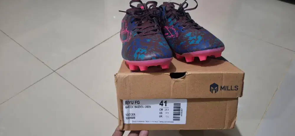 Sepatu bola mills