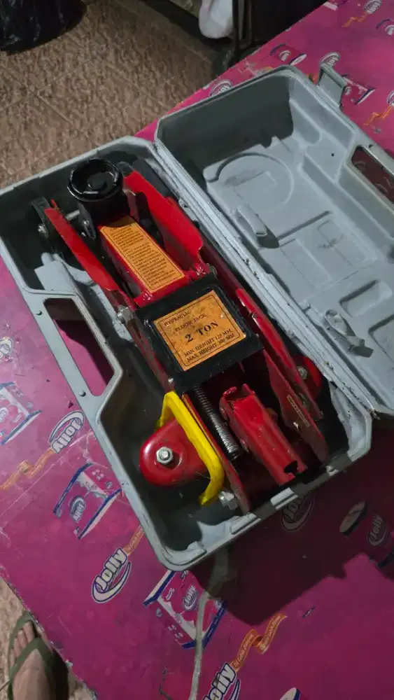 Dongkrak mobil kondisi baru