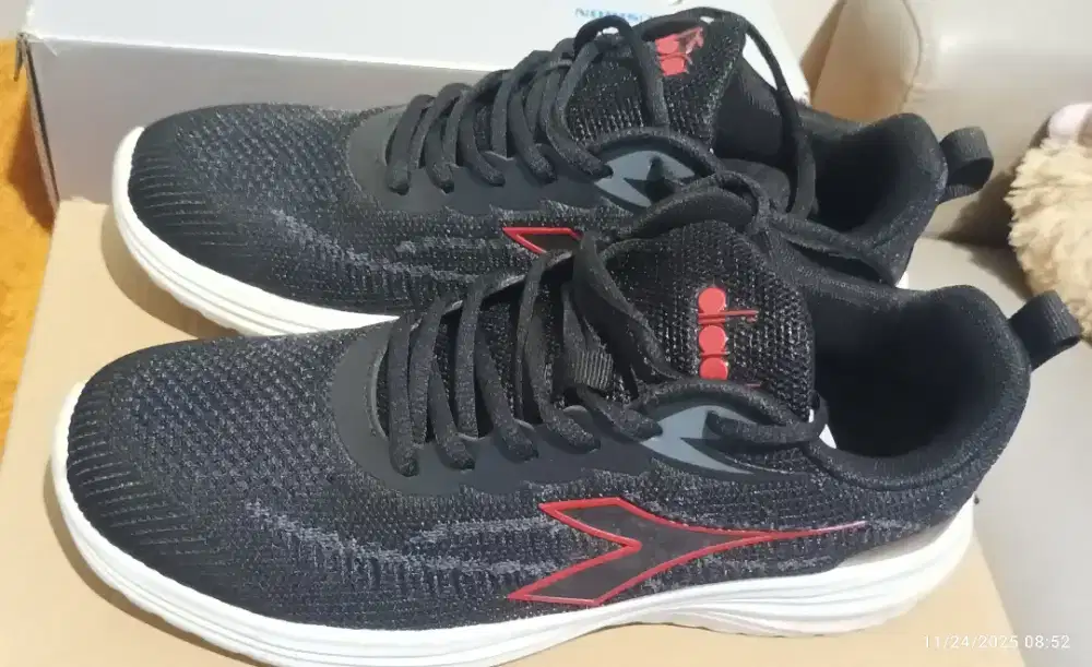 Sepatu diadora black