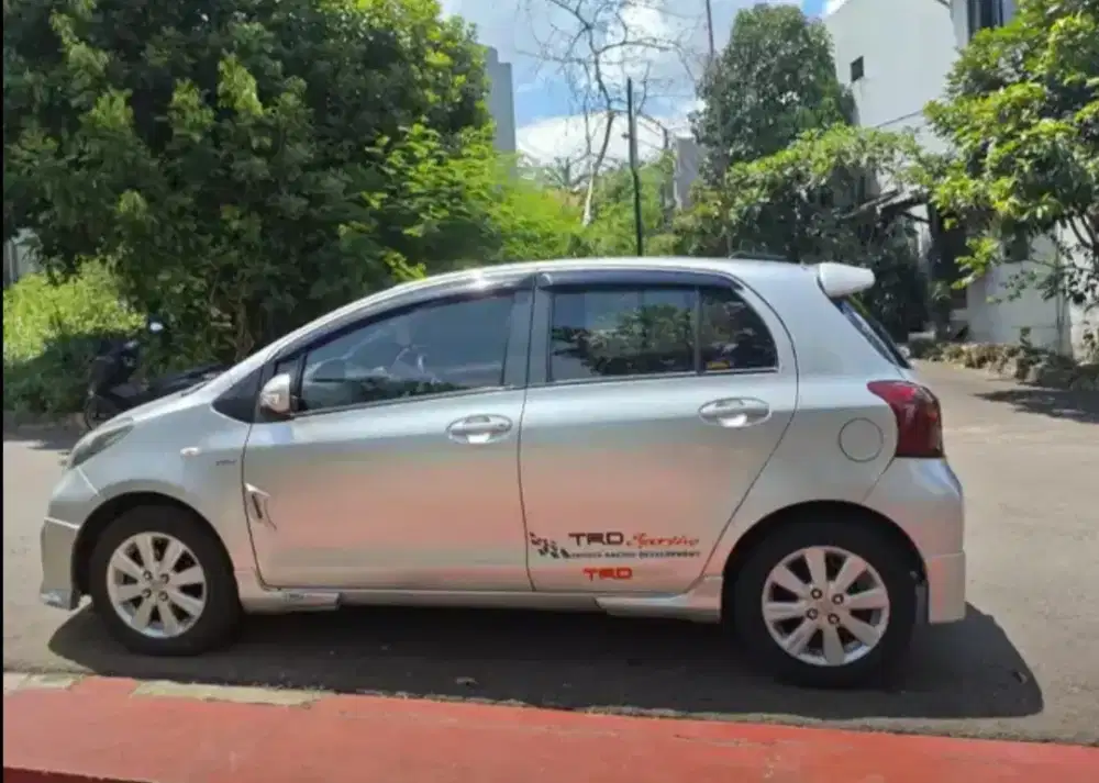 Mencari Mobil Toyota Yaris Plat Depok