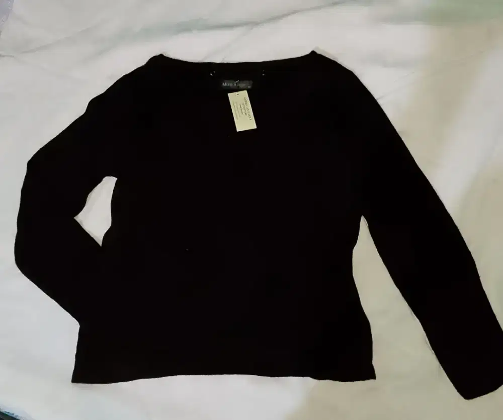 Sweater Wanita Lengan Panjang Warna Hitam – Simple & Elegant