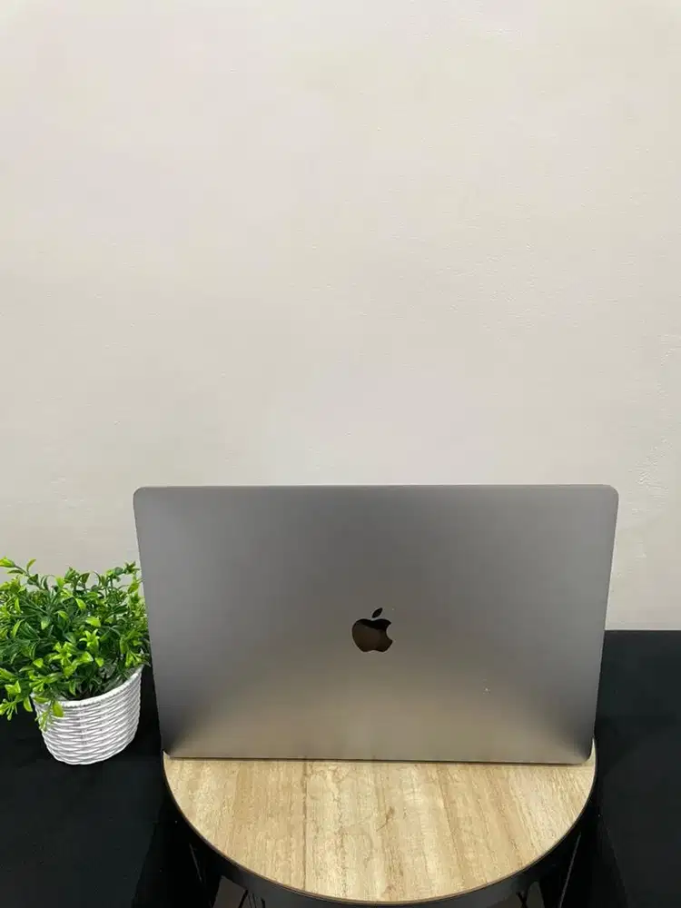 MacBook Pro 2017 15inch Gray Ram 16GB DDR 256GB Core i7 Unit + Charger