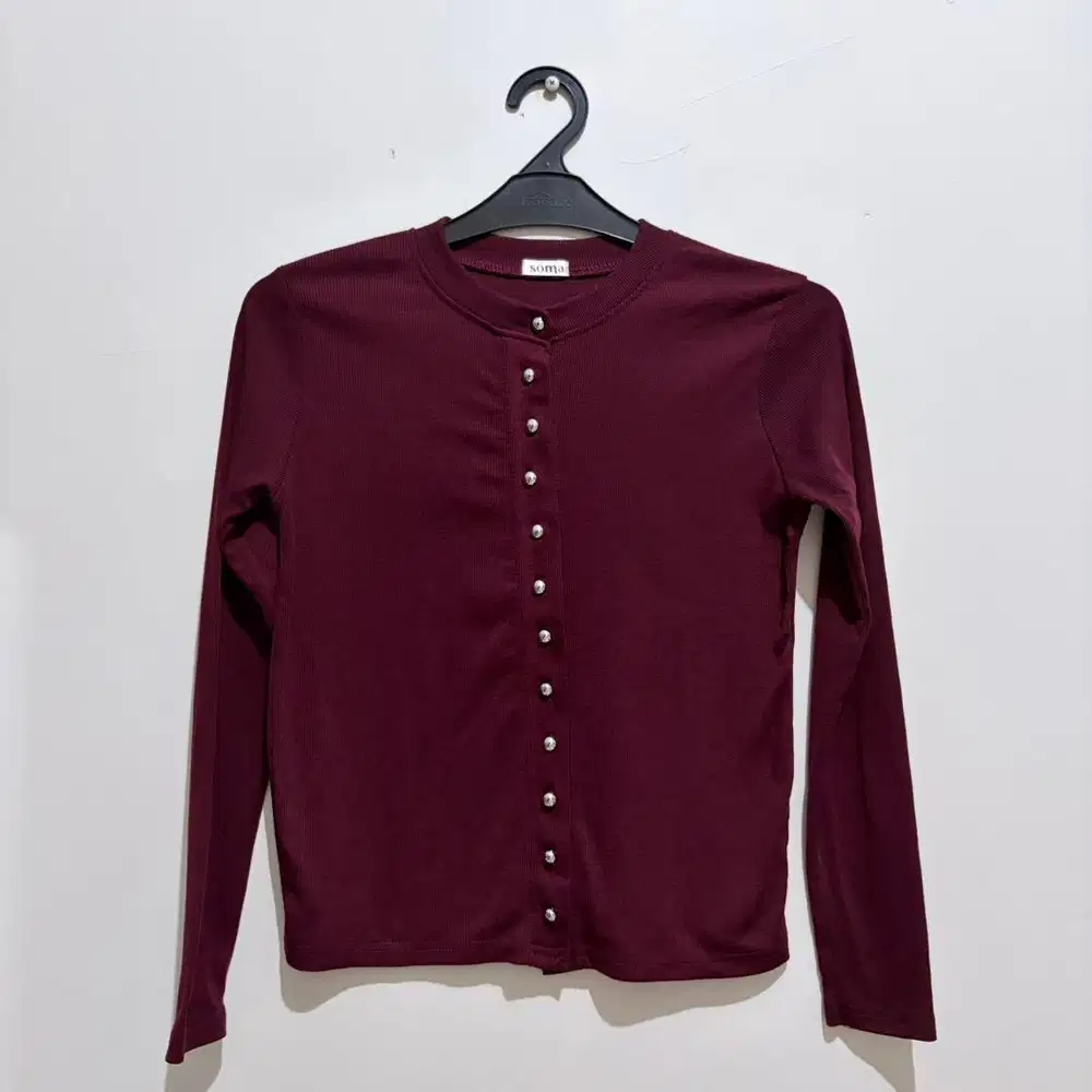 Cardigan Maroon Kancing Silver