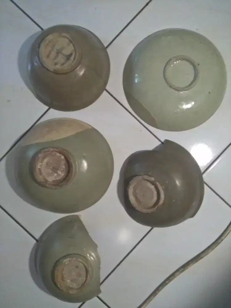 Mangkok dan piring celadon