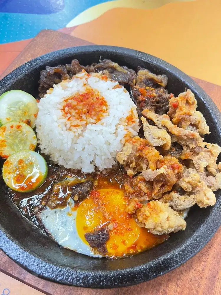 Staff dan kasir NASI MERCON MERDEKA DAN AYAM KIPAS KENANGAN