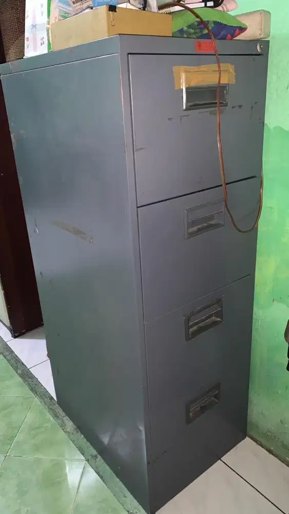 File kabinet / Lemari besi untuk file