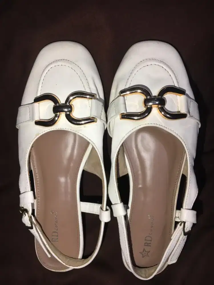 Sepatu Preloved Rasa Baru: Klasik dan Elegant!