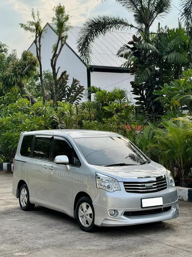 {Harga Cash} Toyota Nav 1 V 2.0 A/T 2013