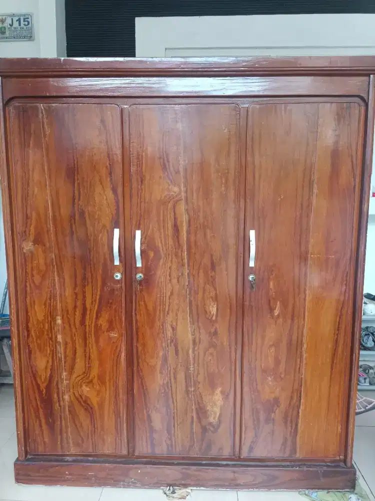 Lemari Pakaian Jati