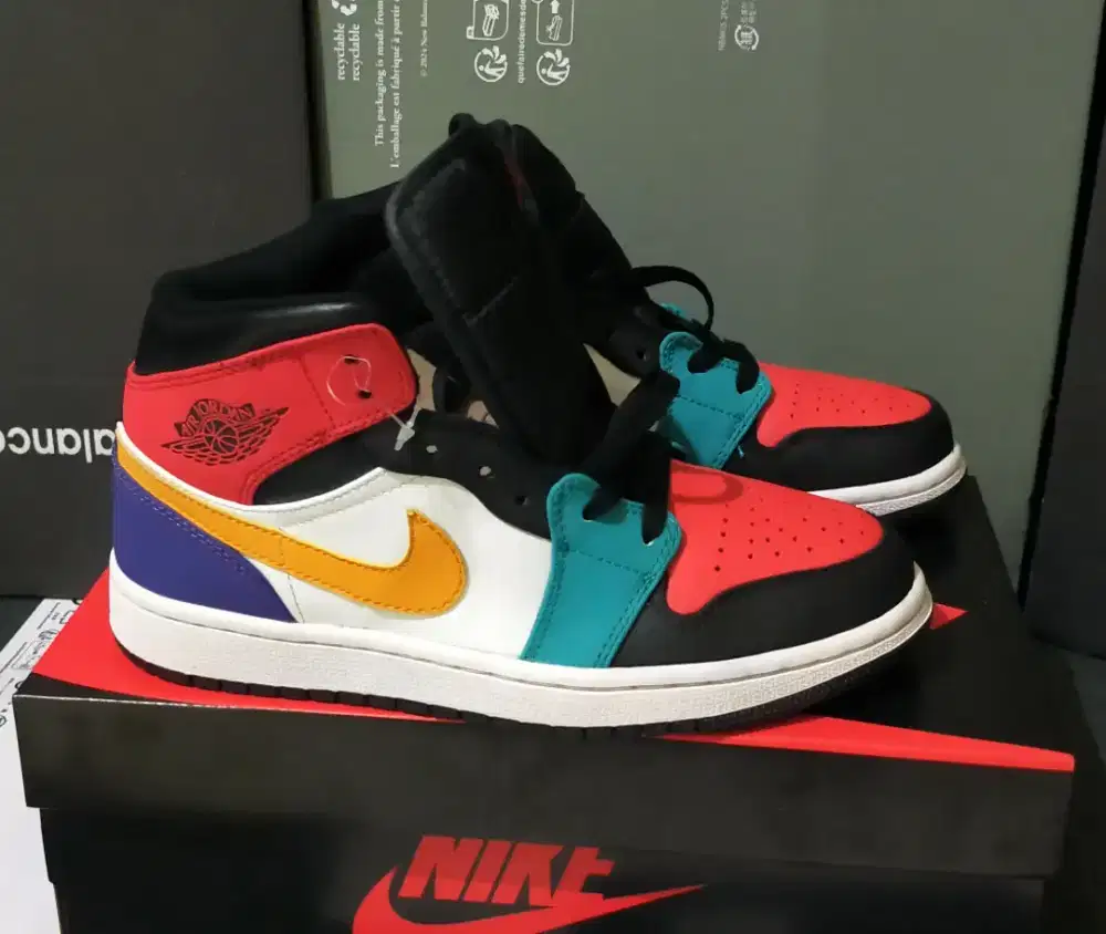 Sepatu Air Jordan 1 Mid 'Bred Multi-Color'