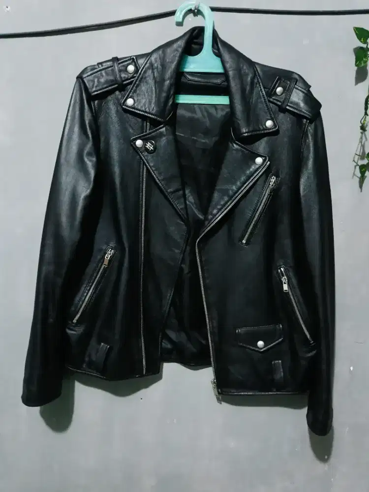 Jaket kulit hitam