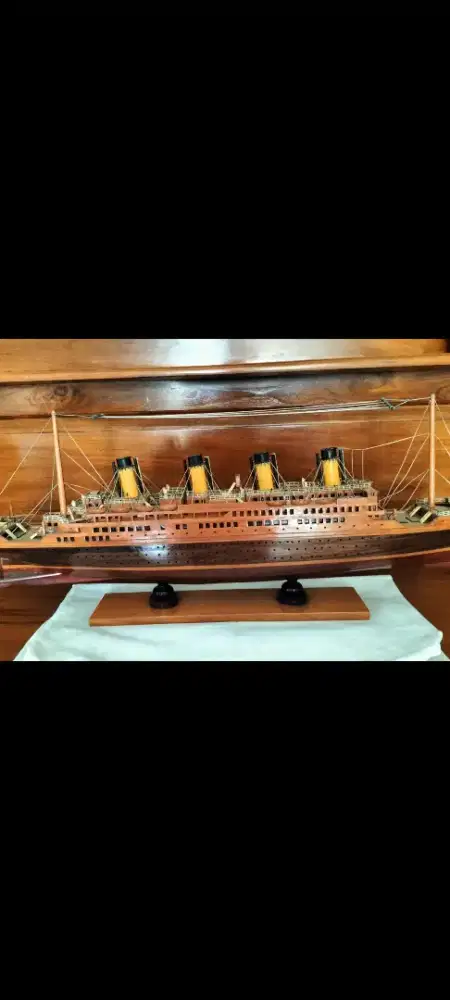 Kapal dari kayu dan bambu