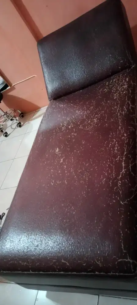 Sofa untuk masage dan facial