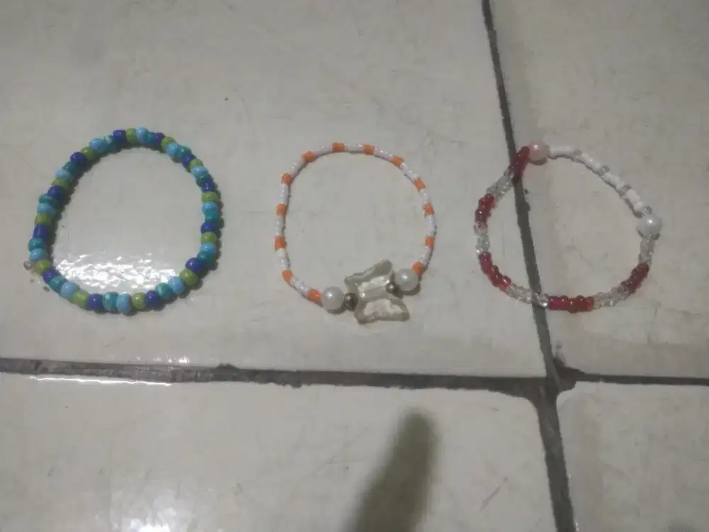 Gelang untuk aksesoris jalan jalan